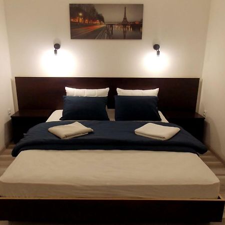 Apartment At Teodora Sqr Лвив Екстериор снимка