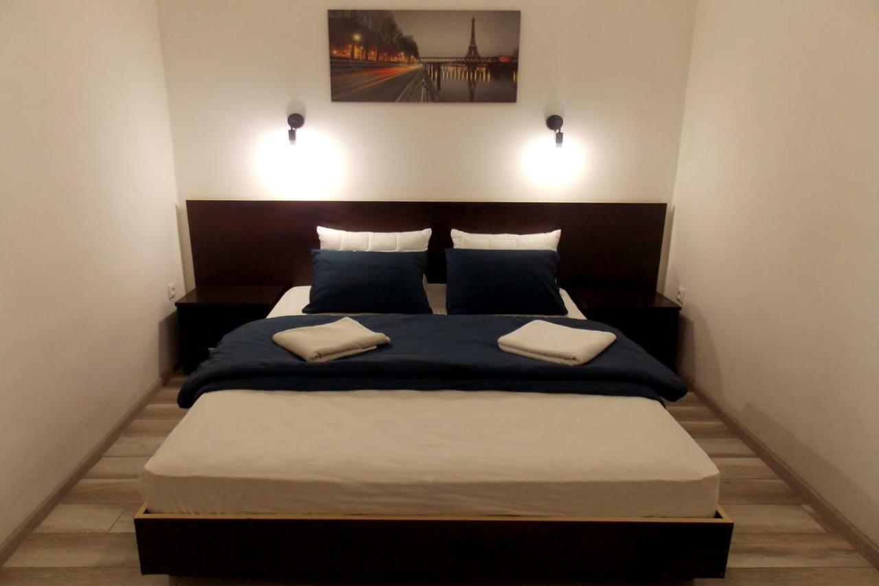 Apartment At Teodora Sqr Лвив Екстериор снимка